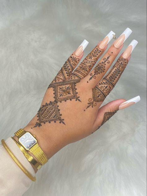 Mehendi Designs For Bridesmaid, Henna Designs Left Hand, Modele Henna Main, Henna Shoulder Tattoo, Henna On Foot, Henna Designs Foot, Henna Foot Designs, Oval Nails Inspiration, Minimal Mehendi Designs