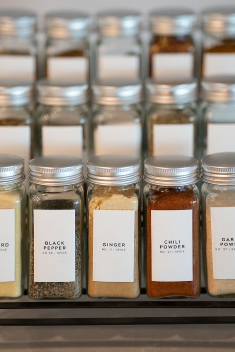 Square Spice Jars, Organized Spices, Organized Cabinets, Basque Food, Dining Lamp, Spring Cleaning Organization, Home Organisation Tips, Organizing Your Pantry, Dried Spices