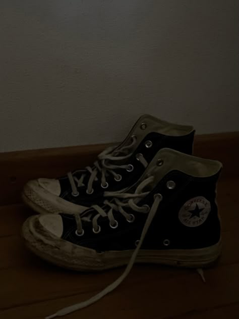 Brown Converse Aesthetic, Converse Aesthetic Grunge, Beat Up Converse, White Converse Aesthetic, Black Converse Aesthetic, Dirty Converse, Aesthetic Converse, Vans Aesthetic, Tenis Converse