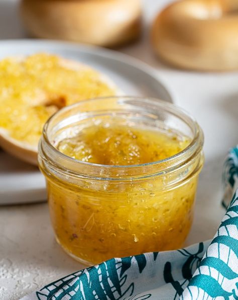 Jalapeno Jam Recipe, Pineapple Jelly, Canned Jalapenos, Pepper Jelly Recipes, Jalapeno Jam, Vegan Jelly, Jalapeno Sauce, Onion Jam, Easy Party Food