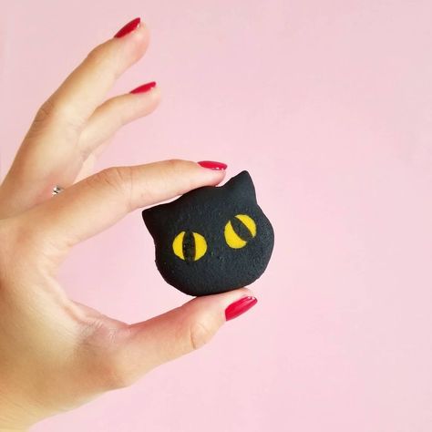 Black Cat Macarons, Black Cat Sugar Cookies, Halloween Cat Cookies, Cat Macarons, Black Cat Cookies, Halloween Biscuits, Cookies Aesthetic, Fav Aesthetic, Car Cookies