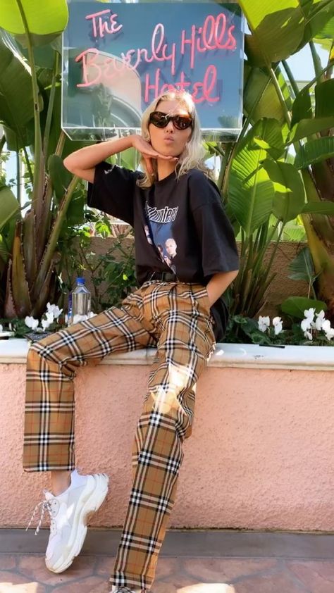 Burberry Pants Outfit, Burberry Inspired Outfits, Burberry Aesthetic Outfit, Burberry Street Style, Elsa Hosk Street Style, Elsa Hosk Outfits, Elsa Hosk Style, Burberry Pants, Burberry Outfit