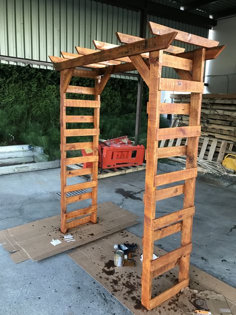 Pallet Arch, Arch Way, Pallet Deck Diy, Pallet Deck, Deck Diy, Diy Deck, House Diy, Shop Ideas, Projects Ideas