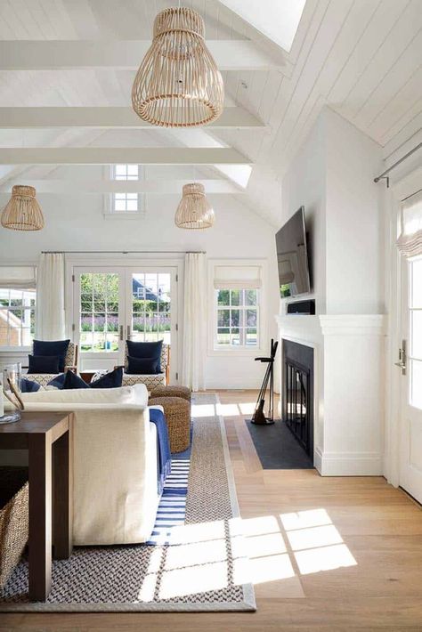 Beach Chic Decor, Nantucket Style Homes, Beach Home Interiors, Nantucket Home, Nantucket Style, Beach House Interior Design, Interior Design Advice, Tropical Home Decor, Cottage Style Homes