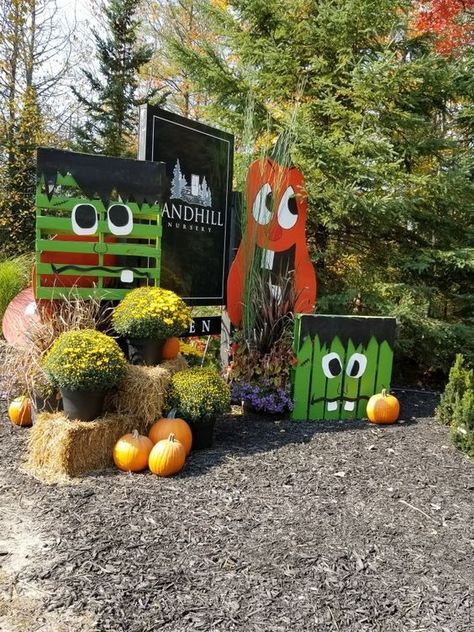 30 Fabulous Fall Yard Decoration Ideas To Celebrate The Season Fall Farm Festival Ideas, Halloween Pumpkin Patch Ideas, Halloween Farm Decor, Fall Garden Center Displays, Fall Festival Decorations Outdoor, Pumpkin Patch Decorating Ideas, Diy Pumpkin Patch, Haybale Decorating, Yard Decoration Ideas