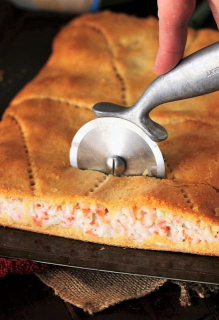 How to Cut Crab Crescent Bites With a Pizza Cutter Image Creasant Roll Recipes, Crescent Sausage Bites, Crescent Roll Casserole, Crescent Roll Appetizers, Crescent Bake, Crab Appetizer, Seafood Recipes Crab, Crab Dishes, Crescent Recipes