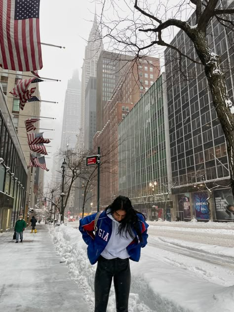 New York Aesthetic Outfits Cold, Snowy City Outfit, City Poses Instagram Winter, New York Winter Picture Ideas, Nyc Instagram Pictures Winter, New York Photo Ideas Winter, Nyc Fits Winter, Ig Inspo Pics Winter, New York October Outfit