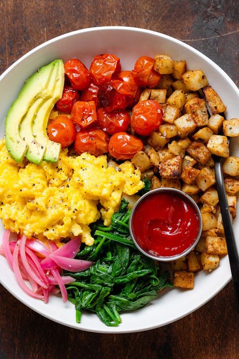 If you're looking for the perfect savory breakfast, look no further! You have to try this delicious Breakfast Scramble Bowl. It has many elements but it's still very easy to put together. Roasted potatoes cook while you chop the avocado, prep the eggs, and sautee spinach. While the tomatoes roast, scramble your eggs and serve! It's the perfect savory vegetarian breakfast or lunch. Potato Bowl Breakfast, Breakfast Bowl Eggs Potatoes, Meal Prep Vegetarian Breakfast, Breakfast Bowl Savory, Quick Savory Breakfast, Full Breakfast Ideas, Savory Breakfast No Eggs, Breakfast Scramble Bowl, Savory Breakfast Bowls