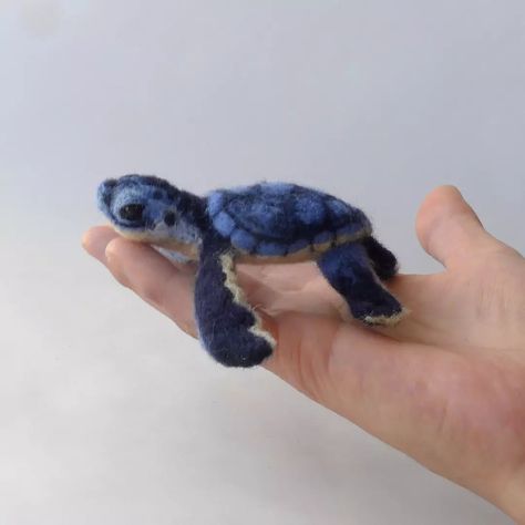 Blue baby turtle Sea Turtle Needle Felting, Needle Felted Sea Animals, Needle Felting Sea Creatures, Needle Felt Sea Creatures, Needle Felt Turtle, Needle Felting Turtle, Needle Felting Fish, Needle Felted Shark, Needle Felted Characters