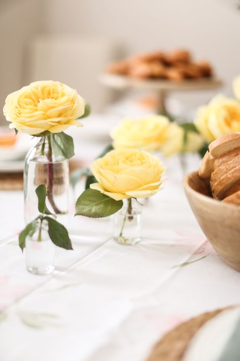 Yellow Bridal Shower Theme, Yellow Rose Decorations, Yellow Roses Wedding Decor, Yellow Roses Centerpieces, Quick And Easy Banana Pudding, Yellow And White Centerpieces Simple, Yellow Party Decor, Pastel Yellow Table Setting, Yellow Rose Centerpiece