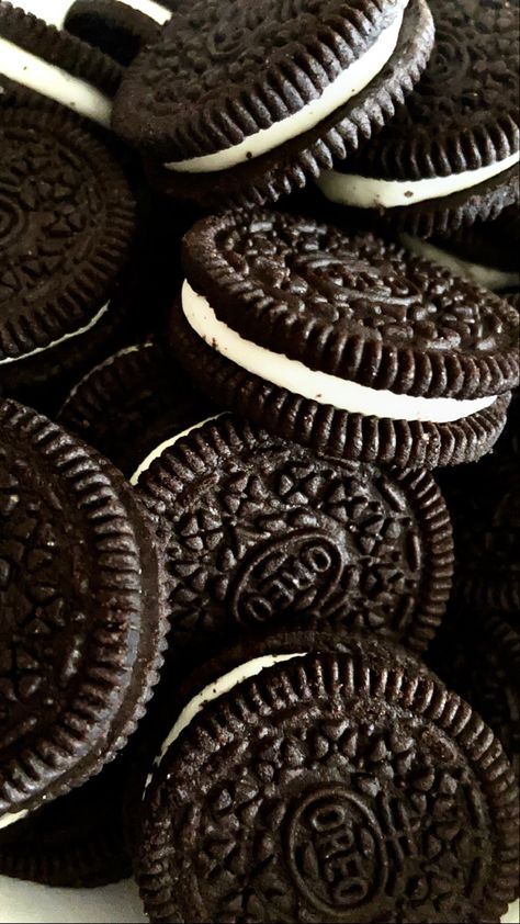 A day without you is like an oreo without milk Oreo Aesthetic, Oreo Wallpaper, Food Fantasy, Digital Imaging, Food Backgrounds, I Want To Eat, Without You, Chocolates, Oreo