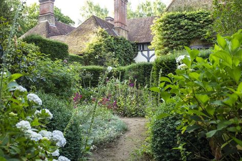 Gertrude Jekyll Garden Design, Munstead Wood, British Gardens, Gertrude Jekyll, Edwin Lutyens, Live Earth, Architectural Landscape, English Architecture, Hayward Gallery