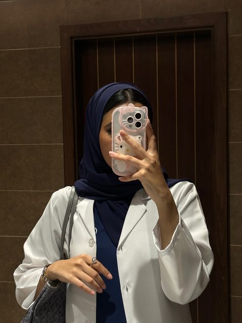 Pharmacist Outfit, First Day Of Sophomore Year, Nursing School Essential, Medical School Life, Medical Student Motivation, Nurse Inspiration, Nurse Aesthetic, Med School Motivation, Doctor Outfit