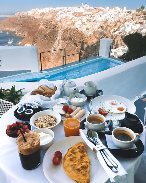 Breakfast in Santorini by @travel_a_little_luxe! 💦💫 #breakfastwithaview Breakfast Around The World, Food Goals, Breakfast In Bed, Perfect Breakfast, Food Cravings, Mykonos, Hotels And Resorts, Santorini, Weight Watchers