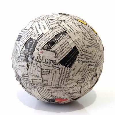 DIY Paper Mache Ball: Crafting with Cardboard and Newspaper Paper Mache Ball, Paper Mache Paste, Diy Paper Mache, Paper Mache Projects, Recipe Paper, Paper Mache Bowls, Eco Friendly Diy, Kids Crafting, Ways To Recycle