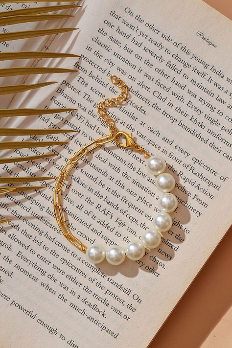 macro shot of thick golden bracelet decorated with large pearls Paperclip Jewelry, Chip Bead Jewelry, Jewellery Photography Inspiration, Accessorize Jewellery, Chunky Gold Chain, Trending Bracelets, Jewelry Photography, Chip Beads, Pearl Chain