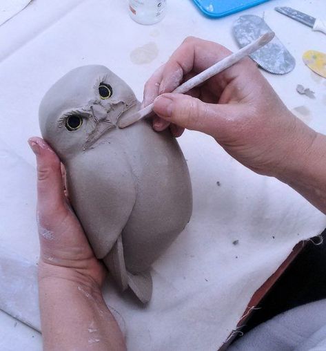 Pin op Projects to Inspire Ceramic Birds Sculpture, Clay Owl, Owl Sculpture, Clay Birds, Pottery Animals, Sculptures Céramiques, Ceramic Owl, Pottery Sculpture, Ceramic Animals