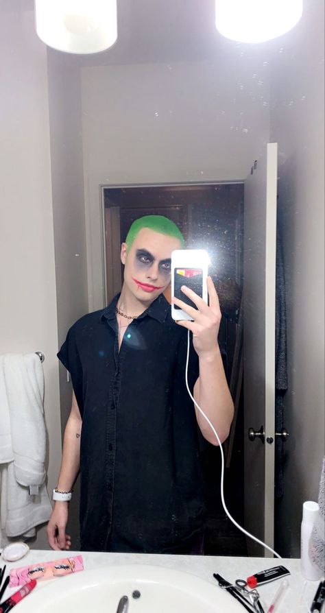 Joker Makeup Man, Joker Makeup Men, Joker Costume Men, Mens Halloween Costume, Makeup Halloween Costume, Joker Fashion, Joker Suit, Joker Outfit, Joker Dark Knight