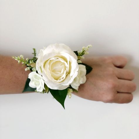 Simple Rose Corsage, Corsage Formal, Small Bridesmaid Bouquets, Corsage Ideas, White Corsage, Wrist Corsage Wedding, Wrist Corsage Prom, Flower Bride, Rose Corsage