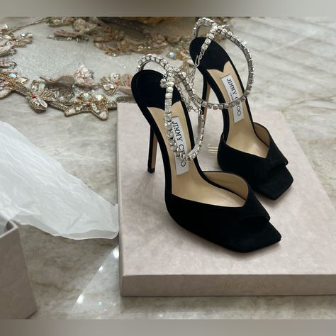 Jimmy Choo Saeda 100 Outfit, Luxury Heels Jimmy Choo, Туфли Jimmy Choo, Jimmy Choo Heels Aesthetic, Jimmy Choo Aesthetic, Heels Aesthetic Classy, Jimmy Choo Black Heels, Jimmy Shoes, Classy Footwear