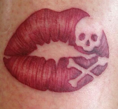 Skull/lips tattoo Pretty Little Poison Tattoo, Lips With Skull, Tatto Lips, Beautiful Disaster Tattoo, Kiss Tattoo On Neck, Kiss Lip Tattoos, Red Lips Tattoo, Lip Print Tattoos, Kiss Tattoo