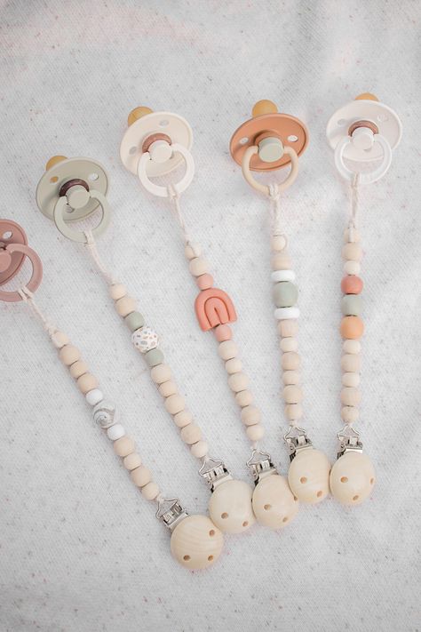 Wooden Bead Pacifier Clip Diy, Wooden Pacifier Clip, Diy Binky Clip, How To Make Pacifier Clips Diy, Pacifier Clip Diy, Pacifier Clip Tutorial, Diy Pacifier Clip, Pacifier Diy, Pacifier Clips Diy