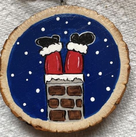 Christmas Tree Trunk Ideas Wood Slices, Woodslice Decoration Christmas, Santa Wood Slice Ornament, Painted Wooden Ornaments Diy, Wood Slice Painting Ideas Christmas, Easy Painted Ornaments, Tree Slices Ideas Diy Projects, Wood Ornament Painting Ideas, Wood Slice Art Christmas