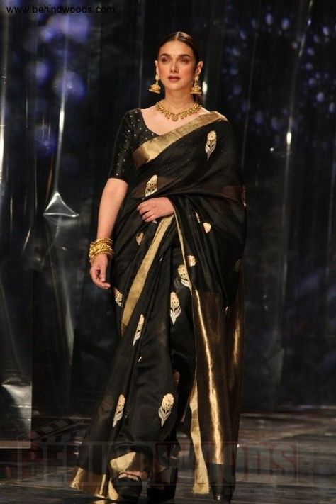 Black Indian Saree, Black Saree For Women, Party Wear Black Saree, Black Saree Traditional, Black And Golden Saree Look, Black Saree For Sankranti, Sankranti Saree Look, How To Style Black Saree, Black Saree Styling Ideas