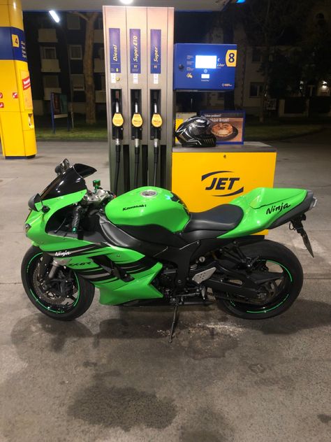 Ninja- supersport, lime green, refuel Green Motorcycle, Kawasaki Zx6r, Green Girl, Super Sport, Neon Green, Lime Green, Neon, Bike, Green