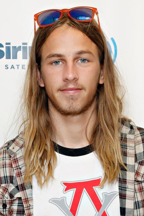 OLDEST SON Riley Hawk is increasingly in the public eye. As news of his relationship circulates on social media, fans may wonder if the young Hawk is similar to his father, skateboard legend Tony Hawk. Who is Riley Hawk? Hawk, like his father, is a professional skateboarder. Riley, 29, turned pro on his 21st birthday. […] Riley Hawk, Tony Hawk, Skateboarder, The Father, 21st Birthday, The Public, Skateboard, Wonder, Social Media