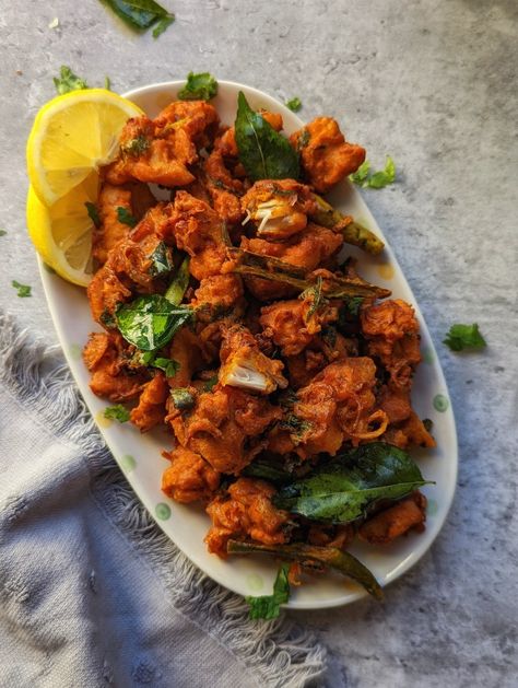 Fried Chicken Plating, Chicken Pakora, Sandwich Sides, Spicy Appetizers, Salt And Pepper Chicken, Chicken Plating, Punjabi Food, Chicken Appetizers, Dinner Sandwiches