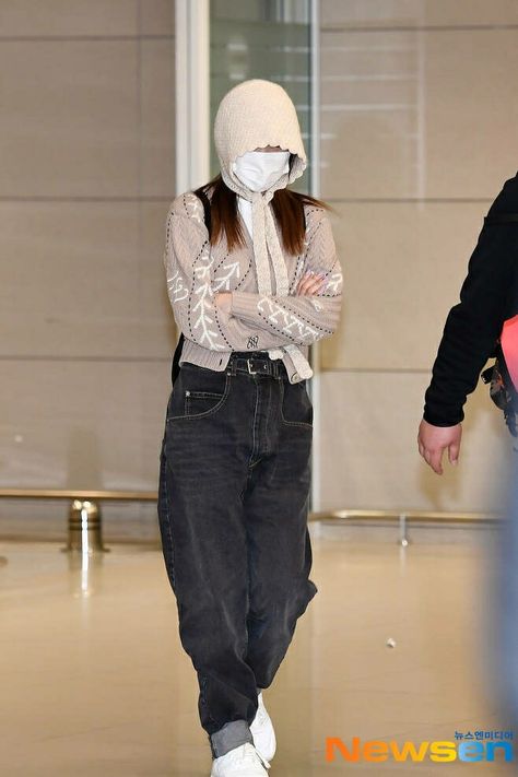 Airport Fashion Kpop, Korean Outfits Kpop, Airport Fits, Korean Casual Outfits, Incheon Airport, Korean Girl Fashion, Airport Fashion, Outfits With Hats, Celebrity Outfits