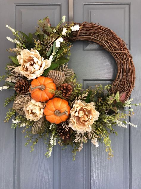 30+ Beautiful DIY Thanksgiving Wreath Ideas for your front door Fall Decor Wreaths, Fall Grapevine Wreaths, Door Wreaths Diy, Diy Thanksgiving, Fall Thanksgiving Decor, Diy Fall Wreath, Peonies Wreath, Fall Door, Thanksgiving Wreaths