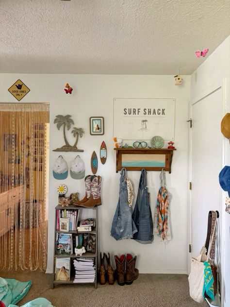 Salty Granola Aesthetic Room, Surf Bedroom Aesthetic, Beach Aesthetic Room, Coastal Cowgirl Bedroom, Surf Room Ideas, Beachy Room Ideas, Surf Interior, Coastal Cowgirl Room, Surf Bedroom