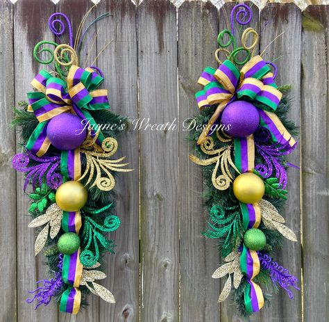 Mardi Gras Outdoor Decorations, Wreaths For Double Doors, Mardi Gras Diy, Mardi Grad, Madi Gras, Mardi Gras Centerpieces, Mardi Gras Crafts, Double Door Wreaths, Mardi Gras Wreath