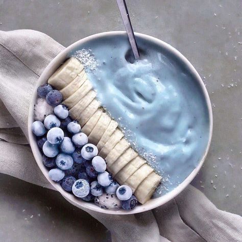 Blue Smoothie, Tumblr Food, Light Blue Aesthetic, Smoothie Bowl Recipe, Blue Food, Food Projects, Banana Slice, Smoothie Bowl, Pretty Food