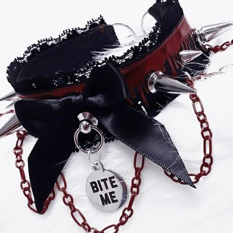 Goth Accessories, Bite Me, Estilo Punk, Goth Aesthetic, Leather Chokers, Choker Collar, 영감을 주는 캐릭터, Goth Outfits, Alternative Outfits