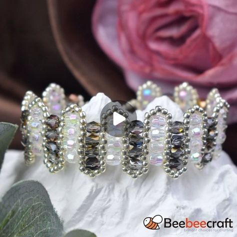 Pearl Beaded Necklace, Bee Crafts, Bracelets Diy, Instagram Diy, Jewellery Ideas, Elegant Bracelet, Beaded Bracelets Diy, Bracelet Tutorial, Bracelet Patterns