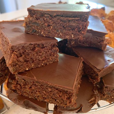 Chocolate Weetbix Slice, Weetbix Slice, Healthy Mummy Recipes, Healthy Chocolate Snacks, Chocolate Smoothie Recipes, Mummy Recipes, Chocolate Slice, Healthy Mummy, Chocolate Smoothie