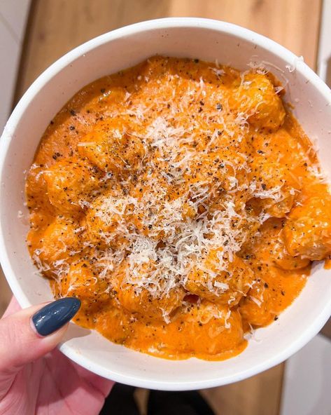 vodka sauce cauliflower gnocchi Best Vodka Sauce, Everything Delish, Gnocchi Sauce, Best Vodka, Vodka Sauce Recipe, Vodka Sauce Pasta, Roasted Olives, Cauliflower Gnocchi, Crunchwrap Supreme