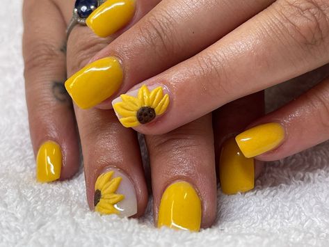 3D acrylic nail art Square Nails With 3d Flowers, Sunflower Nails Short, 3d Sunflower Nails, Yellow Square Nails, Nails With 3d Flowers, 3d Sunflower, Art Sunflower, Sunflower Nails, 3d Nail