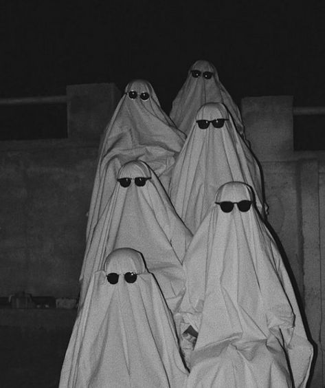 Aesthetic Group Pictures Faceless, Ghost Costume With Sunglasses, Group Aesthetic Photos Faceless, Ghost With Sunglasses Aesthetic, Ghost Sunglasses Photoshoot, Ghost With Glasses Aesthetic, Group Friendship Aesthetic Faceless, Group Of Friends Aesthetic Faceless, Gost Pic