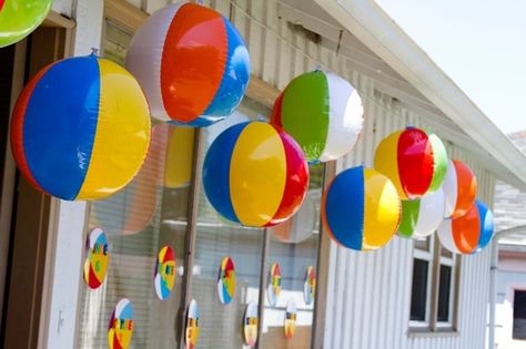 helium beach balls | beach ball decorations when no helium can be found repinned from beach ... Beach Ball Birthday, Beach Ball Party, Pool Party Kids, Beach Bash, Splash Party, Ball Room, Surf Party, Swimming Party, Summer Bash