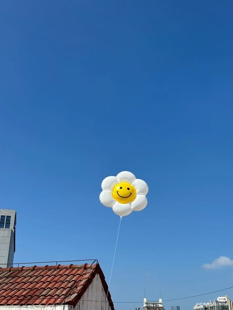 Balloons Wallpaper Aesthetic, Smile Wallpaper Aesthetic, Happy Vibes Aesthetic, Balloon Aesthetic, Smiley Face Aesthetic, Happy Aesthetic, Paper Background Design, 강아지 그림, Happy Vibes