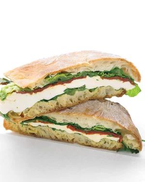 Tomato Sandwich Recipes, Lunch Sandwich Recipes, Mozzarella And Tomato, Vegetarian Sandwich Recipes, Vegetarian Sandwich, Tomato Sandwich, Work Meals, Vegan Burger, Veggie Burgers