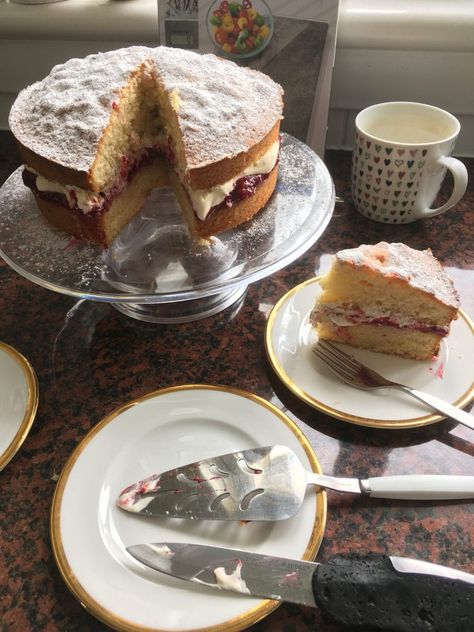 Victoria Sandwich Cake Recipe, Victoria Sponge Cake Aesthetic, Victoria Cake Recipe, British Cakes, Victoria Cake, British Afternoon Tea, Victoria Sandwich Cake, Victoria Sandwich, British Bake Off Recipes