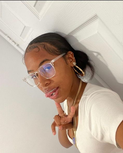 Clear Glasses Frames Black Women, Clear Frame Glasses Black Woman, Clear Glasses Black Women, Clear Glasses Outfit, Glasses Black Women, Braces And Glasses, Cute Glasses Frames, Glasses Inspiration, Clear Glasses Frames