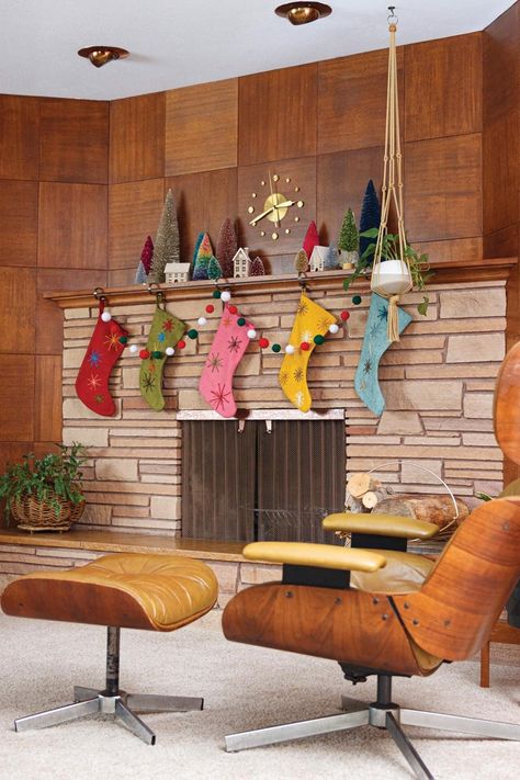 Unique original features and a mix of vintage and new décor make this 1958 MCM home in Idaho sparkle for the holidays—and beyond. Silver Tinsel Tree, Mcm Home, Retro Christmas Decorations, Mid Century Modern Christmas, Aluminum Christmas Tree, Mid Century Holiday, Kitsch Christmas, Christmas Apartment, Modern Christmas Decor