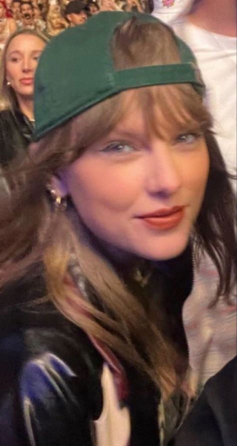 boyfriend taylor swift cap hat coachella taychella bleachella swiftie Taylor Swift Boyfriend Aesthetic, Taylor Swift Gf Material, Taylor Swift Boyfriend, Taylor Swift Girlfriend Material, Taylor Swift Masc, Taylor Swift Hickey, Boyfriend Taylor, Bf Taylor Swift, Bf Taylor