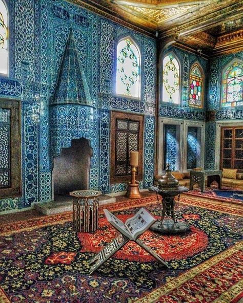 Persian Palace, Ottoman Sultan, Persian Architecture, Rest House, Ancient Persian, History For Kids, Fancy Houses, Cultural Architecture, Islamic Paintings